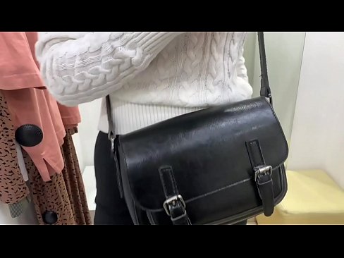 ❤️ Masturbazzjoni pubblika tal-kelba żagħżugħa FeralBerry b'dildo fil-kamra tal-armar Porno lilna mt.porngifmag-com.ru ﹏